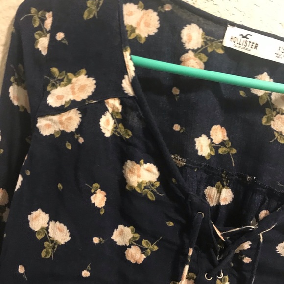 Cute top. Crinkly material.elastic around the wrists. - Picture 6 of 9